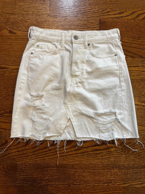 H&M Dresses & Skirts - H&M &Denim Women’s Size 4 White Distressed Denim Mini Skirt Raw Fraye
